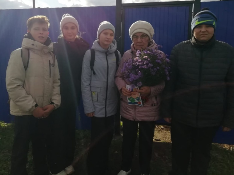 Поздравления ветеранов педагогического труда.