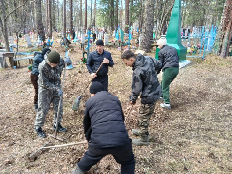 Уборка около памятника воинам, павшим в боях за Родину 1941-1945 годов..